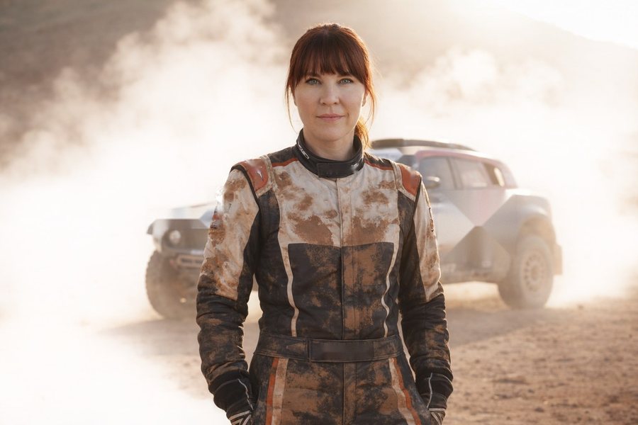 KI-generiertes Bild: Marion Wetter im Rallye-Anzug vor einem Rallye-Fahrzeug